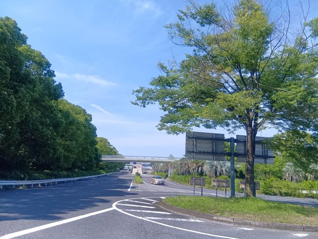 正面入口から大高緑地を出ます。<br />