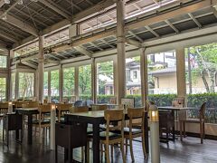 11時オープン。
私の他に一組しかいませんが、このあと続々。。。
お昼しかオープンしてないんてす。
人気店。
