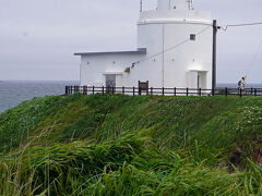 納沙布岬灯台は灯台の父と呼ばれるリチャード・ヘンリー・ブラントンの設計による八角形の木造の建物で、北海道の洋式灯台としては最初のものだそうです。「水晶島」との間にある珸瑶瑁（ごようまい）水道は暗礁や浅瀬が多く、航海の難所として恐れられていて灯台の建設が求められていたそうです。