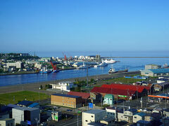 夜が明けるとこの日もいい天気です。釧路川には漁船の姿もほとんど無く静かな夜明けです。