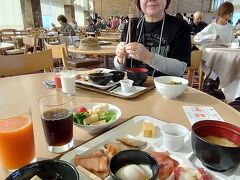 プリンスホテルの17階には「Top of Kushiro」というレストランがあり、朝食はここでいただきます。部屋の空調も良くないのですが、ここは全面ガラス張りの内装なので朝早い時間から蒸し暑いです。