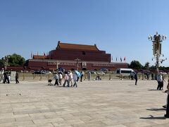 まさかの修復中でしたが、
国章と毛沢東さんは見られます。