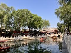 さて、什剎海にやってきました。
人人人。湖畔で大音量のカラオケ。ちと、雰囲気が^^;