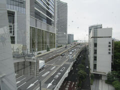 帰り道は空中の歩行者デッキ「ポートデッキ」
高速道路と東京都立産業貿易センター浜松町館
