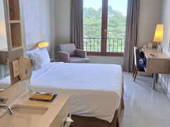 メルキュール バリ ヌサ ドゥア ホテル
名前に”ヌサ ドゥア”とあるのでてっきり”ヌサ ドゥア”の敷地内にあるのかと思ったら”ヌサ ドゥア”エリアのすぐ外でした。安いと思ったんだ。
部屋は狭いしシンクが部屋の中にありバスルームの中にはシャワーのみ。
窓には鉄格子の様な柵が付いていて刑務所みたいで、こりゃ駄目だと思い、他のホテルへ移動しようと思ったら、プールサイド部屋に変更してくれた。部屋自体は同じだけど柵は無くプールサイドに直接出る事が出来雰囲気は全然良くなったのでここに留まる事にしました。