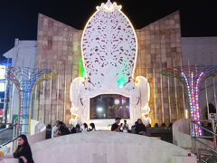 2002年と2005年の2度に渡りイスラム系テロ組織による爆破事件で標的となったディスコ「サリ・クラブ」と「パディーズ・パブ」の中間に作られた慰霊碑。日本人を含む200人以上が犠牲になり、犠牲になった人たちの名前が刻まれている。
結構大きな事件で暫くバリに行く人がいなくなったほどだったが、今この事を知っている人、この慰霊碑が何の慰霊碑なのか知っている人がどのくらいいるのかなと思ってしまった。