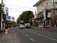翌日はお昼を食べにサヌールへ。
やっぱり私にとってはサヌールが一番バリらしい場所なんですよ。
大学生の時に妹と2人で初めて個人旅行に来たのがバリ島で泊ったホテルがバリビーチホテルです。ローカルのボッタクリタクシーにかなりカモにされました。