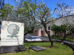 ジェンガラ ケラミック
昔はサヌールのカフェの片隅で販売していたんだけど凄い立派な店になっていた。
看板も『ジェンガラ・ハイクオリティー・ホームウエアー＆カフェ』になっていた。今風だな。