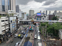 駅に到着したら
雨降ってきちゃいました！
どうしよう。。。
一応傘持ってるし、お昼を予定しているお店はすぐ近くだけど。


