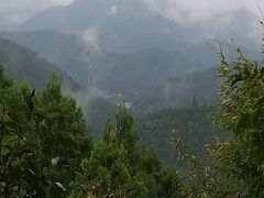 朝食後、ホテルのバスで熊野古道の途中まで送っていただけます。
まずはマイカーでホテルバスの後ろをついてゆき、
熊野本宮大社の駐車場でマイカーを駐車、そこからバスに乗り、
伏拝王子（ふしおがみおうじ）までバスで送っていただきました。
山道を往復するのは辛いなぁ、と考えていたので、
これなら片道（ここから熊野本宮大社まで下り坂多し）でOKです。
（←2023年8月当時の話です。）