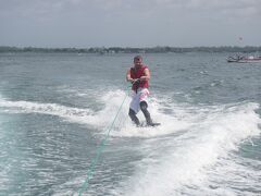飛んでヌサドゥア海岸です、早速ボートに引っ張られております。
BMR何ちゃらというコミッションマリンスポーツ業者に大枚叩いてアクティビティです。

本職のスノボと似てるので楽勝です。
付属のトレーナーはボードの付け方だけ教えてくれるスパルタ放置型アニキでした。