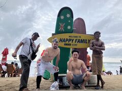 昼過ぎからはクタビーチでサーフィンin USA
トレーナー曰く波が高すぎるから危ないみたいなこと言ってましたが強行←間違いなく過失点になります。


…サーフィン中の動画や写真が一切ないという事はそういう事ですね。

残ったのはヘロヘロなオヤジの身体。