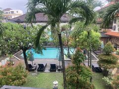 おはようございます。
こちらはクタにあるラワロンホテル。

小さめのホテルですが、プール付きで部屋もそこそこ広いので満足できるホテルでした。
結果2連泊することにしました。
(プールは22時までです)