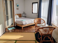お部屋はフローリングにベッドが置かれ，その前に畳の部屋がありました．