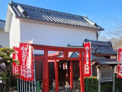 更にその奥にある可愛らしいお稲荷さん「三光稲荷」です

山内一豊公が掛川城主として城下町の大改築を行った時に縁のある京都伏見稲荷を勧請されたそうです
現在は地元の方に大切にされているようでとても綺麗に整備されていました