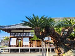 お城へ入る前にまずは御殿へ
日本に４か所しか無いという城郭御殿ということに驚きです

もともとは本丸にあったそうですが地震で倒壊、その後こちらの二の丸に移ったあとにも地震で倒壊し（地震多いですね＾＾；）現在のものは１８６１年に再建されました
「書院造り」で廊下も長く広くそして畳敷、縁側から見るお庭も素敵でした



