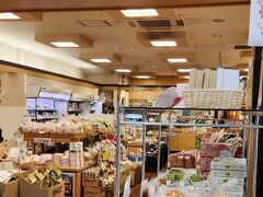 再度駅へ
改札を出ると見える「これっしか処」です
ここでは掛川の特産品はもちろん静岡県内のお土産が手に入ります