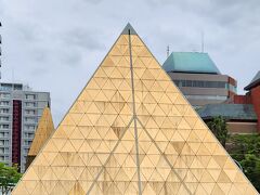 ホテルへ向かいます
掛川駅南口を出るとピラミッド？？に見えるオブジェがあります
「合体」という作品だそうで、この写真の左側にちょっとだけ見えている少しこぶりなものと（離れています）合体しそうな造りになっていました＾＾；