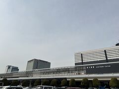 じっくり外から駅舎を眺めたことはほとんどなかったけど、改めて見ると、

モダンなデザインが素敵だなあ。横に伸びる壁面は建物ではなくて、ホームの壁です。