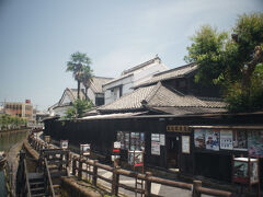 さて、巴波川に出て来ました。

ここは観光船もあって、目の前が観光船受付だと思われます。
わたくし、何処にいっても現地のアクティビティを体験しないので。
詳しい事は分かりかねます（笑）

この日、栃木県には熱中症警戒アラートってのは発令されてませんでしたが、暑い。
なので、途中で購入したペットボトルのスポドリなんてすぐになくなってしまう程。

まぁ調子が悪くなったら元も子もないですからね。