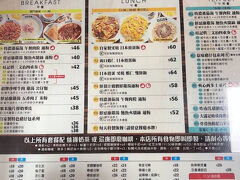 香港３日目　５月２5日（日）です。
今朝は、朝ごはんを茶餐廳（cha can ting）という香港のローカル食堂に食べにいきます。
ホテルから徒歩５分の旺記冰室　Mon Kee Cafeです。
昨晩遅かったので、午前8時過ぎに行きました。
日本語メニューがあると聞いていたので「日本語メニューをお願いします。」
お店のおじさんは、日本語メニューを持って来てくれました。
写真忘れたので広東語メニューの写真です。

注文したのは、朝ごはんのｃサンドイッチセットからｓさんが、c１コンビーフ、わたしは、ｃ4フレッシュモックビーフセットです。（玉子、ピーナツバター、レタスは、共通です。）
