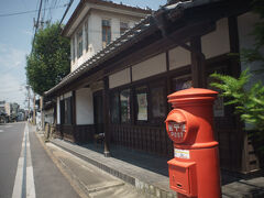 岡田記念館に到着。

入館料は１０００円。

そこで時間が有ったら説明しますって言葉を頂いて。
奈良に行った時に町家物語館で説明を受けなくて、細かな部分まで分からなかった経緯が有るので、説明してもらう事に。

結果、録音でもしていない限り説明をして貰っても覚えてられん（笑）
こちらの説明は現場を回りながらでは無くて、マップを観ながらここには○○が有るとかそういう説明でしたが。。

面白かったのは、先ほども話したお金持ちが多かった話。
そして、この岡田記念館、今でも残っているのははとバスが有るからって。
先代の方だったかな？
ここをはとバスの見学コースに入れたらしくて。
それなので生き残れたみたいな事を話されていました。

周りにも大きな銀行や。。味噌？醤油？だったかな？大きな蔵があったそうなのですが、幾つもの家が畳んでしまったとか。

なぜ無くなったか分かります？と言う問いをされて。
分かりませんと答えたら。
この辺りの方は慶応義塾大学に行ったそうなのです。
そこから当時流行りだったお見合いをして。
そのお嫁さんとなる方達は商いなどと無縁の方が多かったらしくて。
そして商売が傾き始めて畳む事になったって。

もっとちゃんと説明してくださったのですが、口頭だと覚えて居られなくて。
自分の中で覚えてる部分だけで再構築しています（笑）