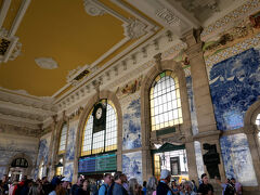 ポルトガルの歴史を描いたアズレージョの内装で有名な「サン・ベント駅」です。駅自体が有名観光ポイントなので、私たちのような鉄道を利用しない観光客で大賑わい。ただ、地下鉄工事によるタイル剥離防止のためなのか、一部は薄い布で表面が保護されていました。