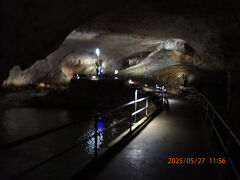 内部は全体的にこんな感じです。道幅も広く歩き易いです。混んでいないからかもしれませんが。