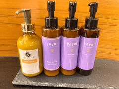 東京・汐留『コンラッド東京』29F

スパ＆フィットネス【水月スパ】の女性用ロッカールーム（更衣室）の
スキンケア＆ヘアケア用品の写真。

「LAVOIE（株式会社ラヴォア）」のラグジュアリースパブランド
「yayoi（ヤヨイ）」のスキンケア用品です。
「yuzu & honey（ユズ＆ハニー）」の香りです。

＜スキンケア用品＞
〇 ヤヨイ ユズ＆ハニー フェイシャルローション（化粧水）
〇 ヤヨイ ユズ＆ハニー モイストミルク
〇 ヤヨイ ユズ＆ハニー ボディローション

https://lavoie.jp/ja/brand/#yayoi

「DHC Amenity（DHCアメニティ）」の「OLIVE GOLD series
（オリーブゴールドシリーズ）」のヘアケア用品です。
「ハーバル・ウッディ」の香りです。

＜ヘアケア用品＞
〇 DHCアメニティ ヘアミルク OG

https://www.dhc-amenity.com/og/