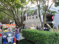 【深圳書城】の前には軽食の屋台が営業していました。