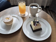 ホテルの1階のAll Day Dining 紗灯のテイクアウトのケーキで一息です
今日は一人なのでフロマージュはティータイムで、プリンは夜のデザートです