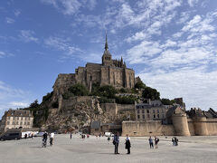 2014年現在の橋が完成するまでは、修道院近くまで車で乗り入れができたそうです。
しかし、古い堤防は潮の流れを妨げていてモンサンミッシェルが「島」である特性を損なっていました。
新しい橋は満潮時に「海に浮かぶ島」のように見えるように設計されています。