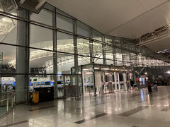 明けて翌日、本日はベトナム・ハノイから一時帰国のため日本へ移動します。

朝出発なので早朝にホステルをチェックアウトをし、空港までGRUBバイクで移動しようとしたのですが、朝が早すぎて全く捕まらないのでGRUBタクシーを呼んで空港まで移動。