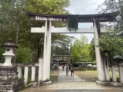 
謙信の武勇にあやかって、開運招福・所願成就などのご利益があります。
風格を感じる神社でした。パワースポットなのだそうです。

パワーをいただいて元気に歩き出したところで、雨が降って来ました。旅の雨はちょっと残念です。

