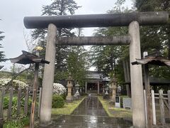 
摂社、松岬神社にもお詣りしました。
こちらは上杉鷹山を祀っています。

鷹山公は、財政破綻寸前だった米沢藩を再建した名君。天明の大飢饉の際に藩内にひとりも餓死者を出さなかった、という話が伝わっています。理想の上司像アンケートでトップになったことがあるそうです。

