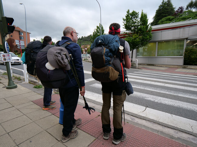 信号待ちの巡礼者、欧米系