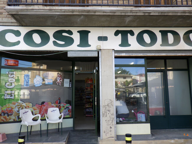 近くのコンビニ的な店で水を調達