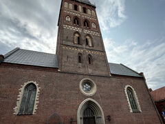 3日目は金曜日。午前中は雨の予報だったので、気になる手工芸品のお店を回ることにしました。観光客相手のお土産屋さん以外は１０時とか１１時開店が多かったので、12:30からパイプオルガンのコンサートをやっていると本に書いてあった大聖堂を下見に行きました。するとなんと、金曜土曜はクローズで日曜日の２時以降に来なさいとのこと。２時には飛行機に乗っている私たち！残念！大聖堂の中を見逃しました！！本を信じたのが間違いでした！！！