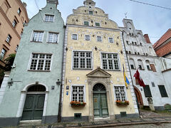 夕方は雨が降ったりやんだりでしたが、三人兄弟の建物の写真がちゃんと撮れなかったので行ってみました。運よく雨がやんで、観光客も少ない時でした。
旧市街でのお店の写真を撮っていないのですが、旧市街ではセナー・クラーツが一番好きでした。センスも良くてお手頃なものが多かったです