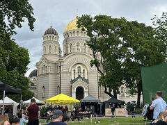 帰りのバスを降りたところが、救世主生誕大聖堂の前でした。教会の塔から見たときにあの金ぴかな屋根は何？と思ったので入ってみました。正教会というのはロシア正教なのかしら？ソビエト統治時代は倉庫になっていたそうですが。中にはイコン？なのか絵がたくさんありました。
外の公園にも出店がたくさんありましたが、全部ビールのお店だったようです