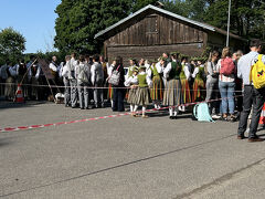 いよいよ土曜日。楽しみにしていた民芸市です。観光案内所で教えられた通り31番のトロリーバスに乗りました。降りるバス停はわからなかったけれど、皆が降りるところで降りました。途中から乗ってきた揃いの衣装の女の子たち。きっとパフォーマンスをするのでしょうね。10時前に着いたので、入口に並んで入場を待ちました。QRコードを読み込んでカードで払う方法もあったみたいです。