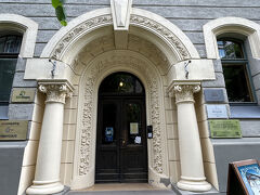 ユーゲントシュティール博物館に来ました。コードを押さないと開かないようになっていて、それがわからず中の人に開けてもらいました。
建築群の中に入れるのはここだけなので、ぜひ入ってみたいです。