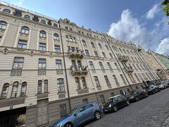 カフェからアルベルタ通りまでは５分もかかりませんでした。
全部のビルがユーゲントシュティールの様式で、圧巻でした。
ビル全体を撮るべきか、彫刻の一つを撮るべきか悩むところでした。
青空とのコントラストが美しかったので全体を撮ってみました。