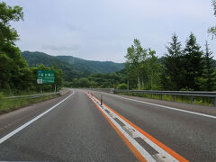 トヨタレンタカー新千歳すずらん店にて車を借ります

ここでちょっと問題が

コンパクトカーを予約したつもりが「軽自動車」とのこと
自分のミスですがスタッフの方にお願いし車種変更をしていただきました
「古い車種ですが宜しいですか？」とのことでしたが「軽」よりましだとOK！
（北海道は結構長距離走るので軽自動車はつらい）

いざ最初の目的地夕張へ！