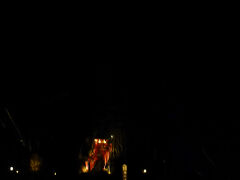 西の河原の入口辺り

真っ暗・・・誰もいなくてちょっと怖いけど、ライトアップされてるっぽい
もうちょっと行ってみよう