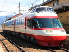 知人との約束時間まで余裕があるので少しばかり寄り道。

小布施駅に停車中の「のんびりゆけむり」号長野行。
車両は通常使われる1000系ゆけむりですが、通常の特急列車よりもゆっくりと走る他、景勝地での減速運転など観光客にオススメの列車となっています。
展望席は全席自由席。早い者勝ちで(最前列については)始発駅で待っていないとまずゲットできないかと思われます。
