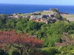 チョット引いた方が全体を見られて良いです．こちらはそれなりにお城だった姿を残しています．