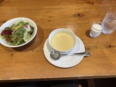 昼食はサラダとコーンスープと