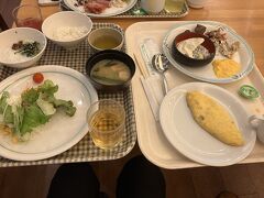 夕食はホテルバイキング
ライブキッチンはオムレツ
今回はどこのホテルバイキングでもライブキッチンはオムレツでした
刺身、シラスなど地域のものが美味しかったです