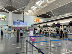 　チェックインは出発2時間30分前から、既にチェックイン開始時間は過ぎているのでカウンターは空いていました。
　帰りのジンエアーやチェジュ航空等は事前にウェブチェックインできますが、ピーチ国際線はカウンターのみの受付、ウェブチェックインできたら楽なんですが、手荷物チェックが大変になるのかもしれませんね。